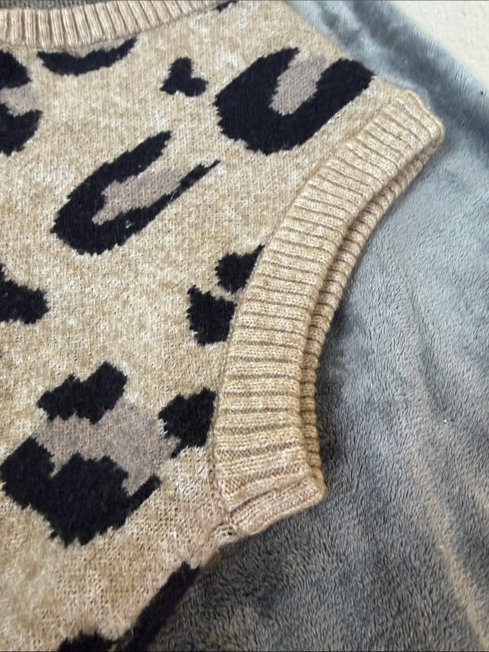 Anna & Ava Beige and Black Leopard V-Neck Sweater Vest one size fits most - Picture 4 of 7